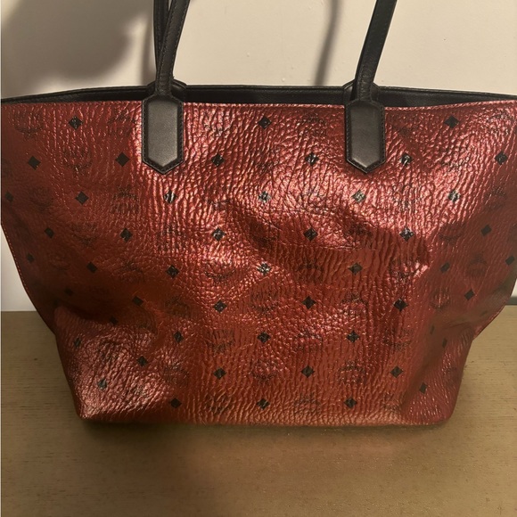 Authentic MCM burgundy shoulder bag in good condition - Picture 2 of 3